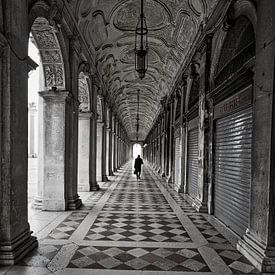 Mann zur Arbeit in Venedig von Ed Dorrestein
