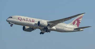 Opstijgende Qatar Airways Boeing 787-8 Dreamliner. van Jaap van den Berg