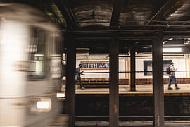 New York | U-Bahn-Station Fifth Ave von Bas de Glopper