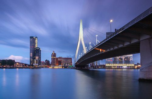 Kop van Zuid in het blauwe uur