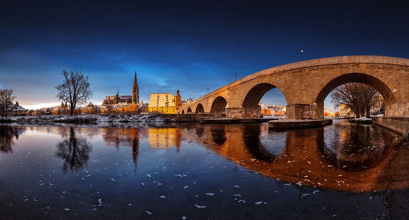 Zonsopgang in Regensburg met stenen brug van Thomas Rieger