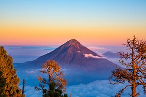 zonsopgang over de Aqua vulkaan - Antigua Guatemala van Michiel Ton