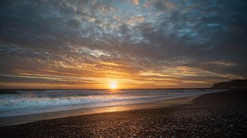 Ondergaande zon aan de kust van Jutland (Denemarken). van Koos SOHNS   (KoSoZu-Photography)