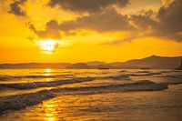 Schöner Sonnenuntergang am Strand von Aon Nang in Thailand.