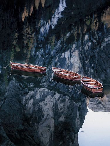 Boten bij het bergmeer in de Dolomieten.