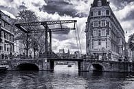 de wereldberoemde grachten van Amsterdam met 1 van de 1500 bruggetjes van Hans de Waay thumbnail