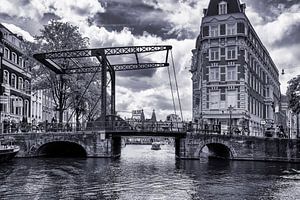 les canaux d'Amsterdam, mondialement connus, avec un des 1500 ponts