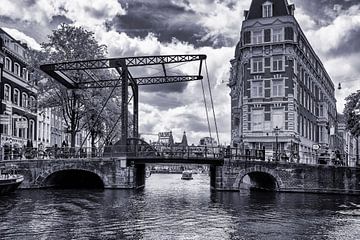 les canaux d'Amsterdam, mondialement connus, avec un des 1500 ponts sur Hans de Waay