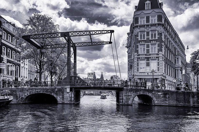de wereldberoemde grachten van Amsterdam met 1 van de 1500 bruggetjes van Hans de Waay