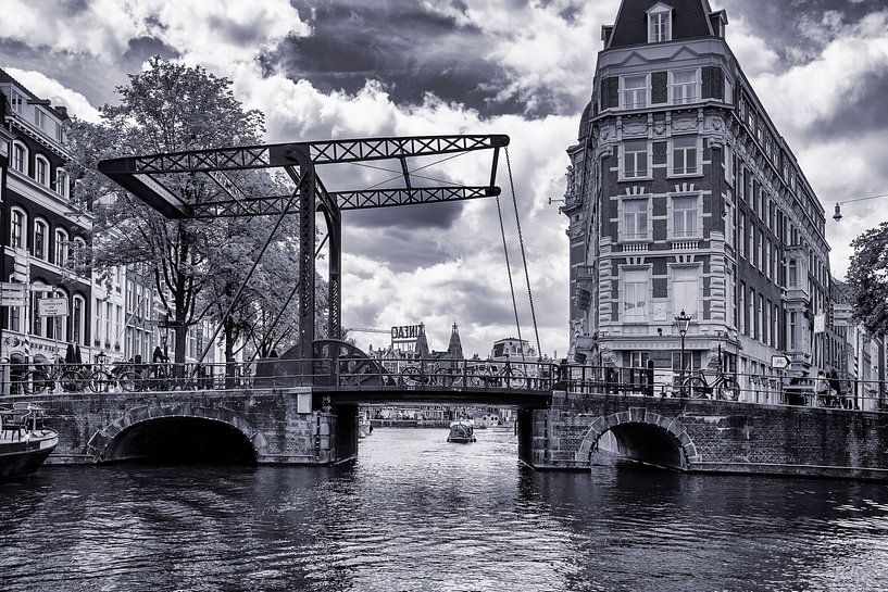 les canaux d'Amsterdam, mondialement connus, avec un des 1500 ponts par Hans de Waay