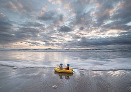 Lego-Puppen in einem Boot am Meer von Michel Knikker