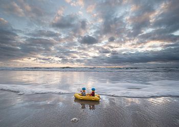 Lego poppetjes in een boot aan zee