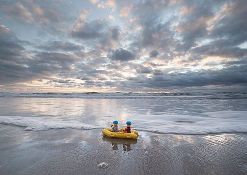 Lego-Puppen in einem Boot am Meer
