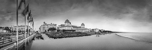 Binz met strand en pier bij zonsondergang in zwart-wit
