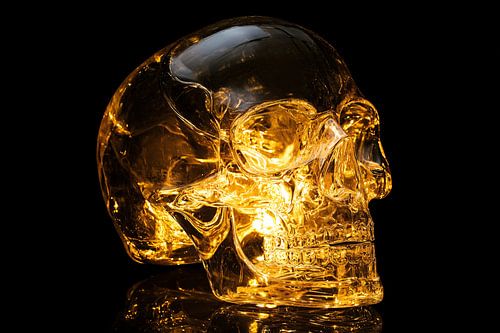 Glazen schedel met gouden gloed
