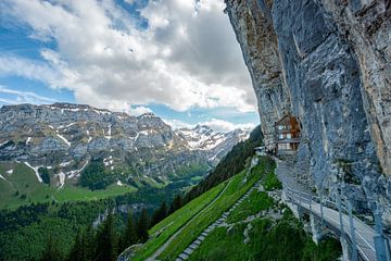 Uitzicht vanuit de Äscherbergherberg op de Appenzeller Alpen van Leo Schindzielorz