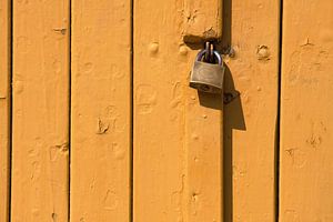 Houten plank stalen deur slot