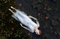 Oh Ophelia - Drijvende vrouw van Iris Kelly Kuntkes thumbnail