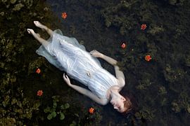 Oh Ophelia - Femme flottante sur Iris Kelly Kuntkes