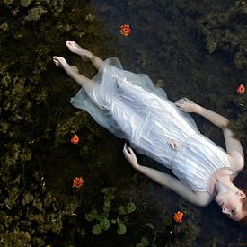 Oh Ophelia - Floating woman by Iris Kelly Kuntkes