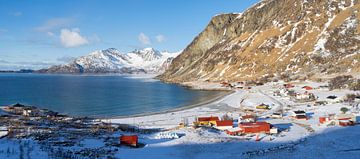 Zicht op Grotjord, Tromso Noorwegen, Noordpoolgebied, met fjord, sneeuw en bergen van Leoniek van der Vliet