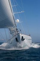 Luxuriöse Segelyacht in voller Fahrt auf dem Mittelmeer vor Mallorca.