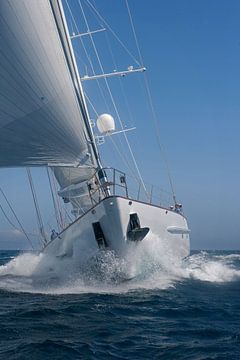 Luxuriöse Segelyacht in voller Fahrt auf dem Mittelmeer vor Mallorca. von Albert Brunsting