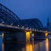 Ligne d'horizon de Cologne la nuit avec des lumières clairsemées en raison des restrictions d'énergi sur Robert Ruidl