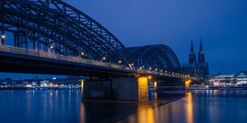 Ligne d'horizon de Cologne la nuit avec des lumières clairsemées en raison des restrictions d'énergi sur Robert Ruidl