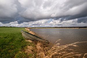 Bootje half op de waterkant van Moetwil en van Dijk - Fotografie