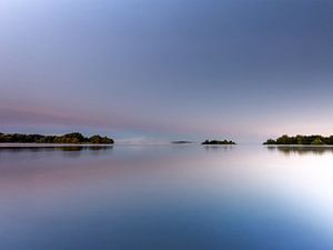 Zartes Farbenspiel zwischen Himmel und Wasser