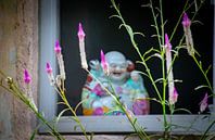 Buddha hinter Blumen von Marlies Gerritsen Photography Miniaturansicht