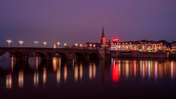 Sint Servaasbrug in Maastricht bij avond – iconisch stadsgezicht