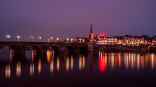 Sint Servaasbrug in Maastricht bij avond – iconisch stadsgezicht van Monique van Helden