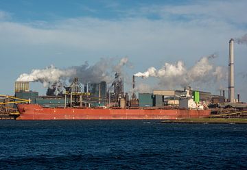 Bulk carrier unloaded and ready to set sail for sea. by scheepskijkerhavenfotografie