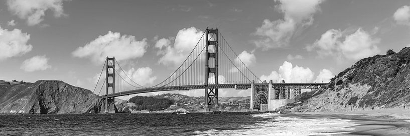 GOLDEN GATE BRIDGE Baker Beach Panorama | Monochroom van Melanie Viola