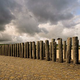 Beachhead mit dunklen, bedrohlichen Wolken von Edwin van Amstel