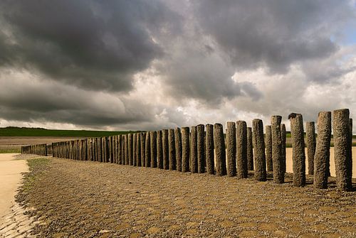 Strandhoofd met donkere, dreigende wolken van Edwin van Amstel