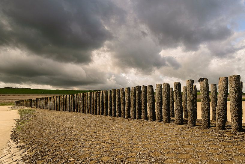 Tête de pont avec des nuages sombres et menaçants par Edwin van Amstel