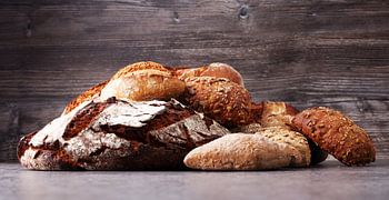 Verschillende soorten brood en broodjes op een bakkersposter