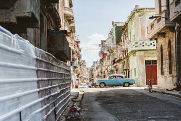 Vintage oldtimer in de straten van oud Havana, Cuba van Art Shop West