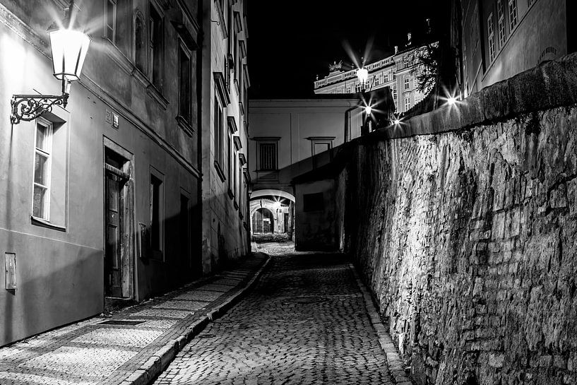 In de straten van de oude stad Praag van Frank Herrmann