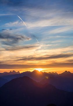 Zonsondergang in de Alpen van Emile Kaihatu