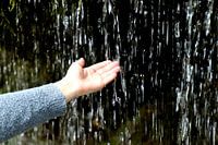 Die Hand im Wasserfall