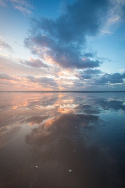 Zonsondergang aan het strand by Michel Knikker