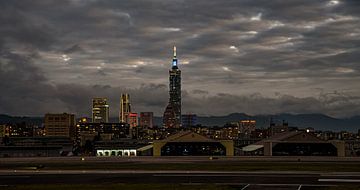 Taipei 101, ooit 's werelds hoogste wolkenkrabber. van Jaap van den Berg