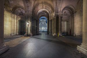 Avond in Parijs bij het Louvre van Joeri Van den bremt