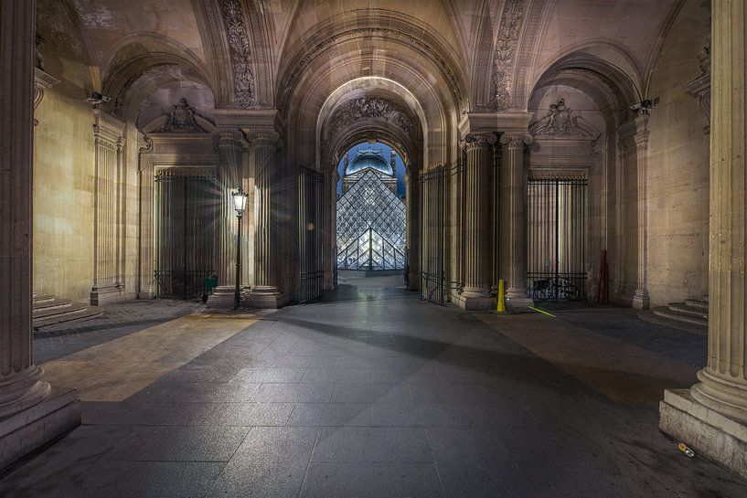 Avond in Parijs bij het Louvre von Joeri Van den bremt