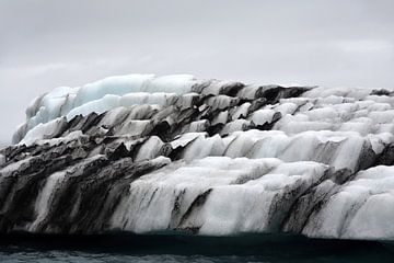  ijsschots in de vorm van een trap bij ijsmeer Jokulsarlon, Iceland van Jutta Klassen
