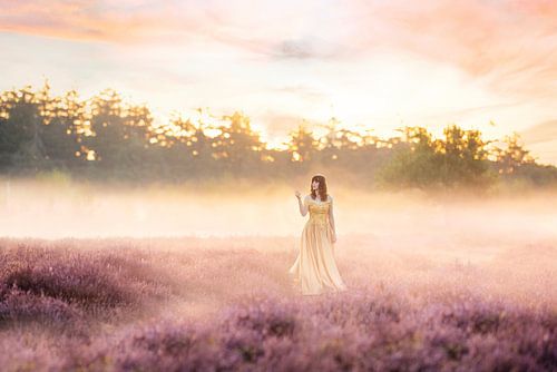 Vrouw in sprookjesjurk op paarse heide